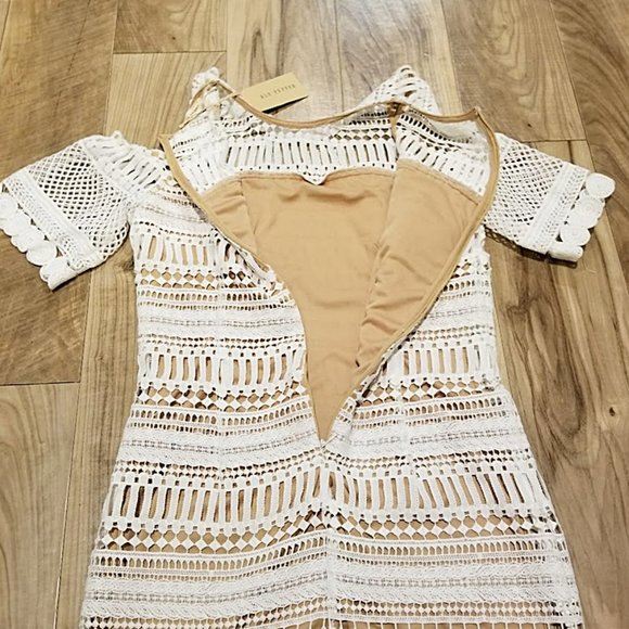 New Blu Pepper Lace Cold Shoulder Mini Dress Size Medium Womens White Nude Lined - Picture 14 of 16